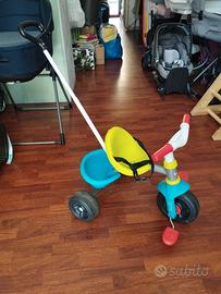 Triciclo con asta Smoby