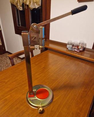 Tappatrice colonna per tappi corona