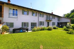 Rustico / Casale di 340 m² con più di 5 locali e b