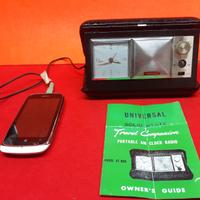 Radio sveglia da viaggio UNIVERSAL  anni 60