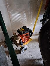 Pompa elettrica per travasare il vino