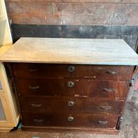 Cassettiera con piano di marmo