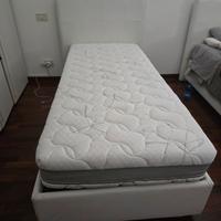 Letti con contenitore in eco pelle.