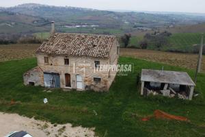 CASALE CON CORTE PRIVATA