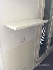 Mensola in legno bianca con staffe di fissaggio