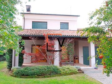 VILLA SINGOLA CON AMPIO GIARDINO