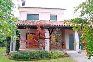 VILLA SINGOLA CON AMPIO GIARDINO