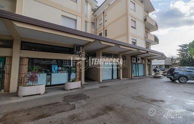 NEGOZIO DA RISTRUTTURARE CON UNA VETRINA