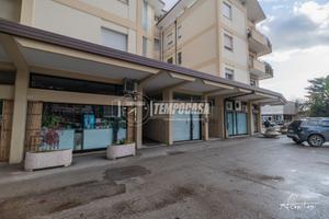 NEGOZIO DA RISTRUTTURARE CON UNA VETRINA