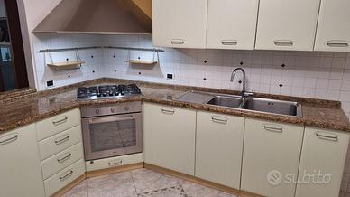 cucina ad angolo con forno e lavastoviglie