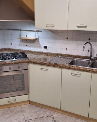 cucina ad angolo con forno e lavastoviglie