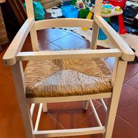 Seggiolone in legno per bambini