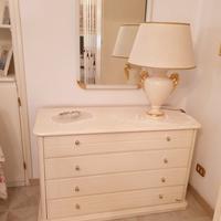 Comò a cinque cassetti di colore bianco