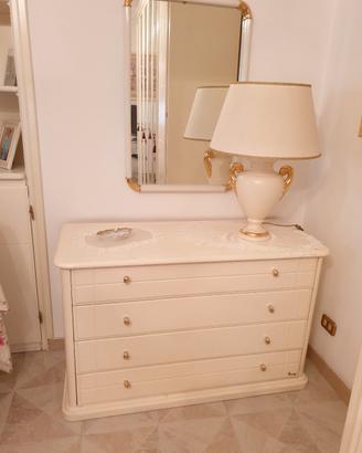 Comò a cinque cassetti di colore bianco