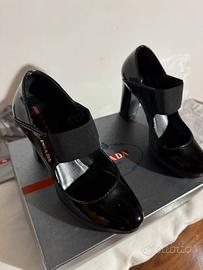 Décolleté Prada in vernice nera con fascia elastic
