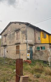 PORZIONE DI CASA DA RISTRUTTURARE