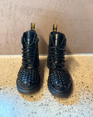 Dr. Martens Borchiate Nere Edizione Speciale n.37