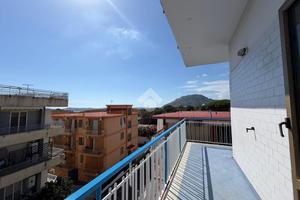 4 LOCALI A POZZUOLI