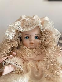 Bambola di porcellana da collezione
