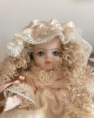 Bambola di porcellana da collezione