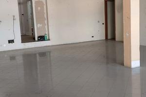 Negozio fronte strada con magazzino interno