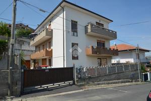 Ampia soluzione con garage a giardino