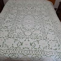 Copriletto matrimoniale ricamato a mano 
