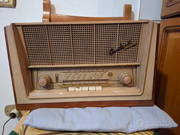 Antiquariato: Antica radio a valvole