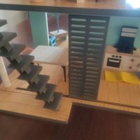 Casa delle bambole in legno con accessori.