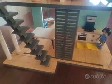 Casa delle bambole in legno con accessori.