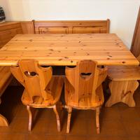 Tavolo in legno con sedie e giropanca