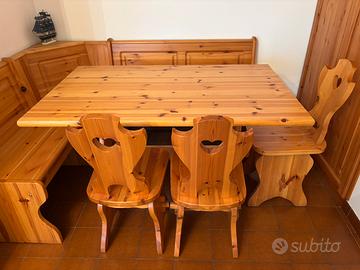 Tavolo in legno con sedie e giropanca