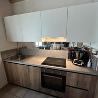 Cucina compresa di elettrodomestici