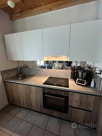 Cucina compresa di elettrodomestici
