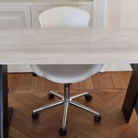 Scrivania moderna con mensole e sedia girevole