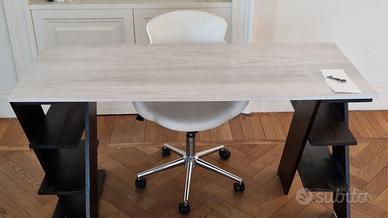 Scrivania moderna con mensole e sedia girevole