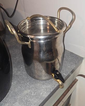 Contenitore piccolo con rubinetto per olio