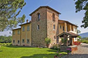 Rustico / Casale di 600 m² con più di 5 locali e b