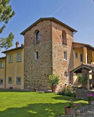 Rustico / Casale di 600 m² con più di 5 locali e b