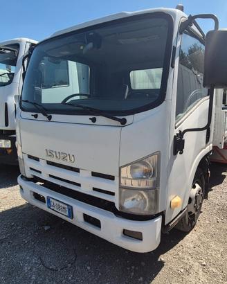 Isuzu con cassone ribaltabile trilaterale