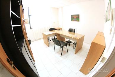 Ufficio arredato con fibra e posti auto