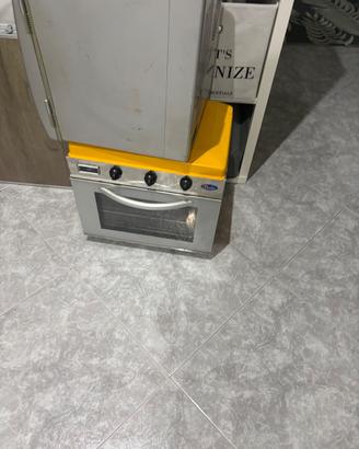cucina da campeggio e frigo compreso di bombola