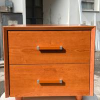 Comodino in legno.
