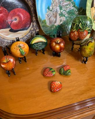 Le fragole- sassi dipinti a mano.