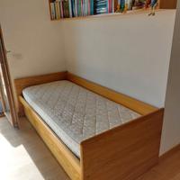 doppio lettino e mensola per libri in rovere