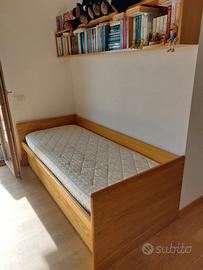 doppio lettino e mensola per libri in rovere