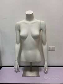 Manichino negozio abbigliamento