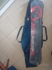 tavola da snowboard con attacchi