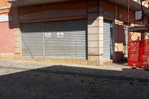 Guspini- Locale commerciale con bilocale e box