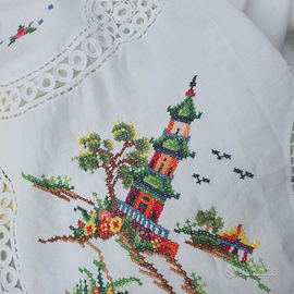 Tovaglia ricamata a mano a punto croce e inserito